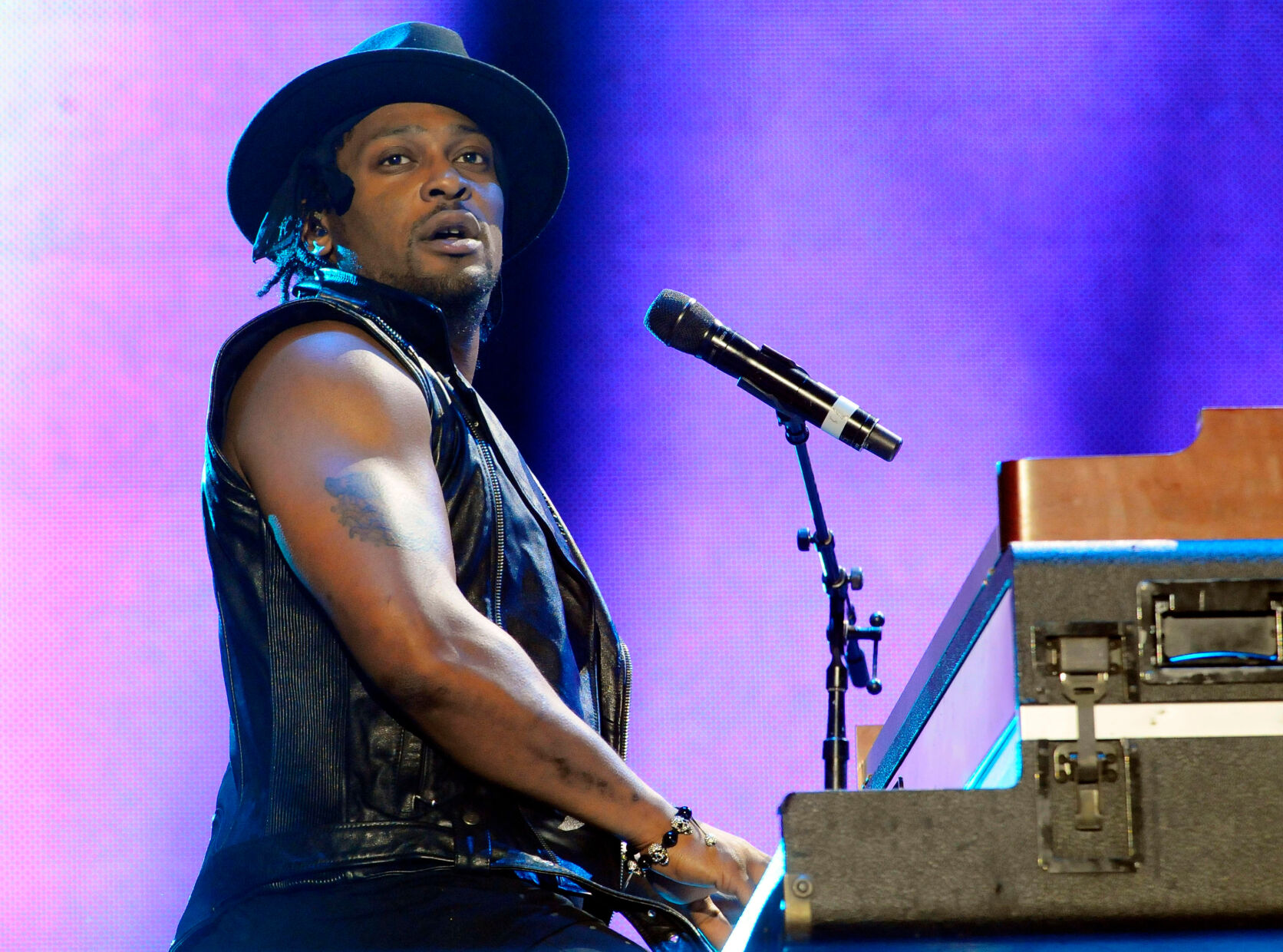 D’Angelo, Grammy-winning R&B singer who became an icon with ‘Untitled (How Does It Feel),’ dies